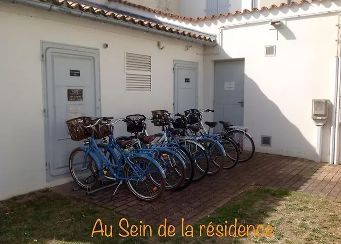 Eole, Idealement Situe Sur Le Port De St Martin De Re